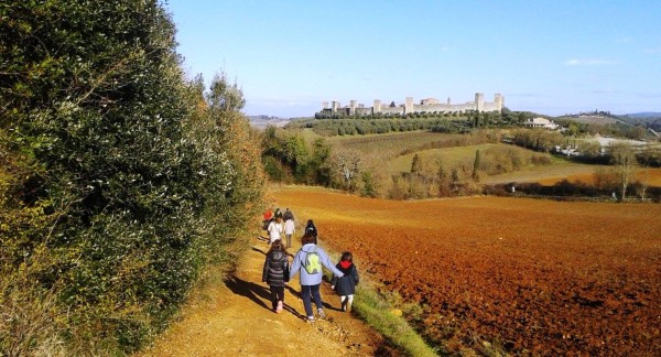 Bambini-verso-Monteriggioni